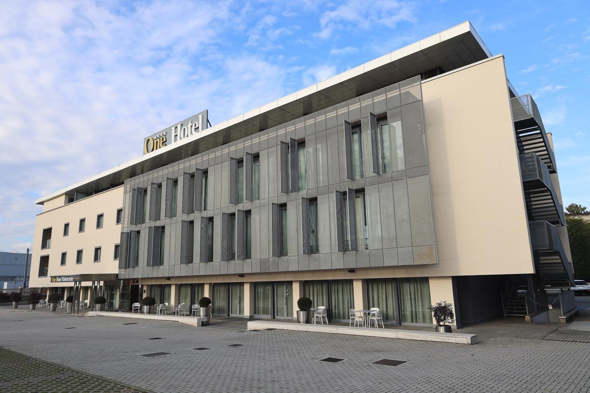 One Hotel & Restaurant Dalmine Exterior photo
